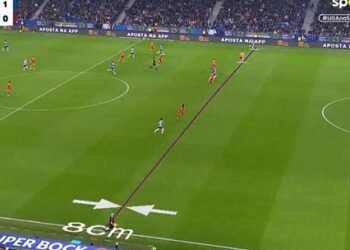 O golo anulado a Deniz Gul por fora de jogo de oito centímetros dá muito que falar