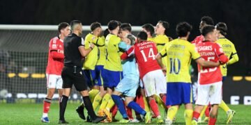 Dedic e Trezza foram expulsos no Arouca-Benfica após enorme desentendimento
