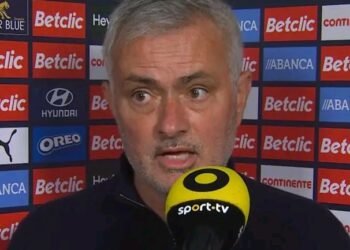 José Mourinho arrasa o VAR por não assinalar um penálti “devia estar a beber um cafezinho”