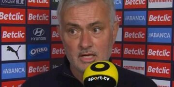 José Mourinho arrasa o VAR por não assinalar um penálti “devia estar a beber um cafezinho”