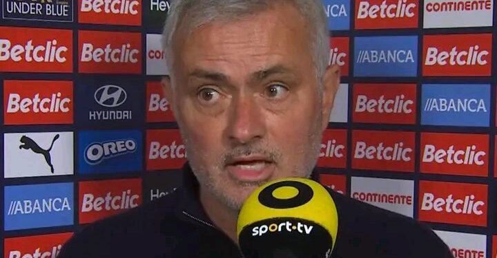 José Mourinho arrasa o VAR por não assinalar um penálti “devia estar a beber um cafezinho”