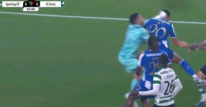 FC Porto queixou-se de uma grande penalidade contra o Sporting mas o árbitro ignorou