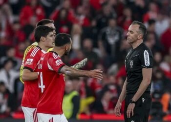 Jogadores do Benfica incrédulos confrontam João Pinheiro pela má arbitragem