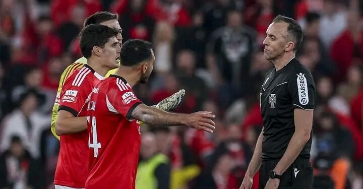 Jogadores do Benfica incrédulos confrontam João Pinheiro pela má arbitragem