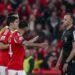 Jogadores do Benfica incrédulos confrontam João Pinheiro pela má arbitragem