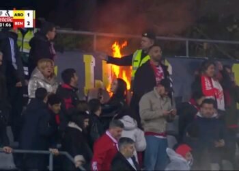 Adeptos do Benfica pegaram fogo ao estádio do Arouca após o segundo golo