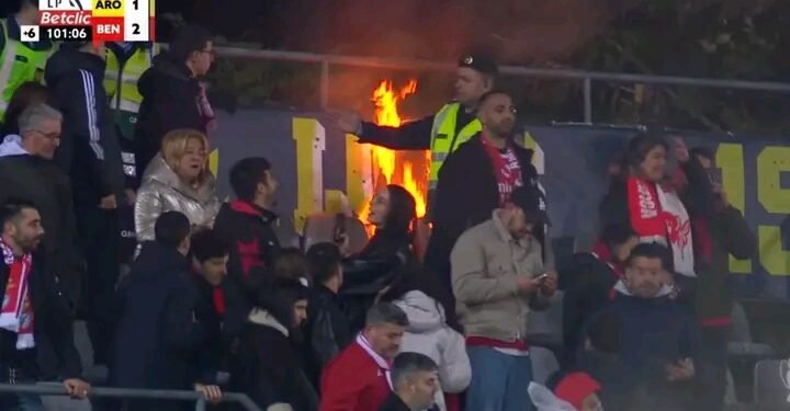 Adeptos do Benfica pegaram fogo ao estádio do Arouca após o segundo golo