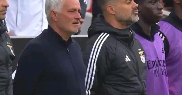 José Mourinho não conteve as lágrimas durante a homenagem a Silvino