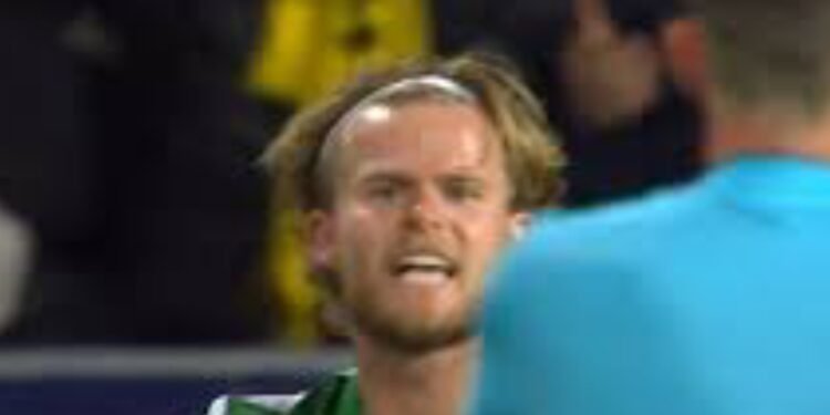 Hjulmand Reclamou ter sofrido falta e o árbitro não perdoou