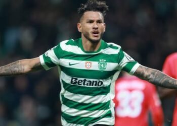 Gesto de roubo dá um jogo de suspensão a Luis Suárez