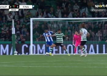 Sporting pediu penálti de Pablo Rosario sobre Suárez neste lance: árbitro e VAR mandaram seguir