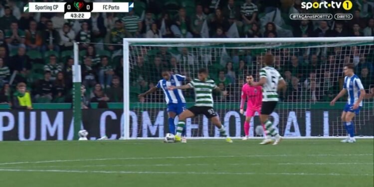 Sporting pediu penálti de Pablo Rosario sobre Suárez neste lance: árbitro e VAR mandaram seguir