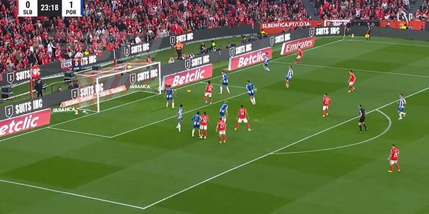 Benfica reclamou penálti após este lance entre Diogo Costa e Pavlidis