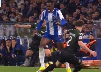 Vídeo: banco do Moreirense reclamou expulsão de Zaidu neste lance