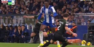 Vídeo: banco do Moreirense reclamou expulsão de Zaidu neste lance