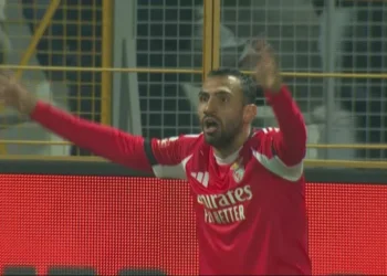 Pavlidis caiu na área do Arouca e pediu penálti por agarrão: árbitro mandou seguir