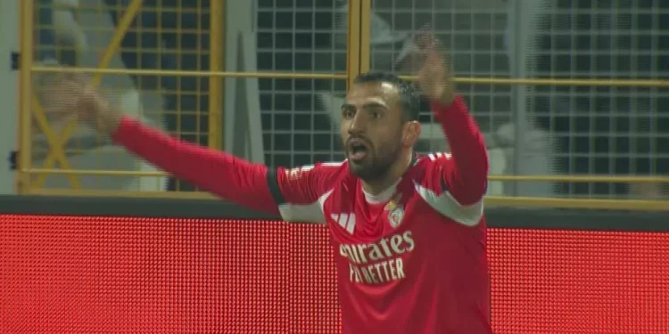 Pavlidis caiu na área do Arouca e pediu penálti por agarrão: árbitro mandou seguir