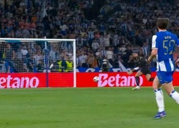 O caricato autogolo de Martim Fernandes que deu o empate ao Nottingham