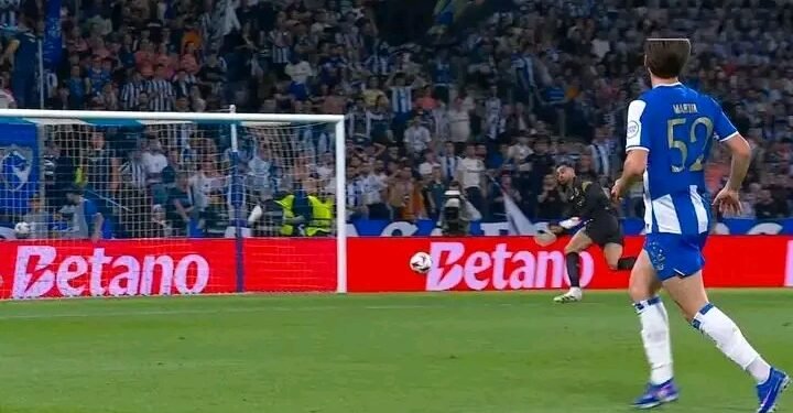 O caricato autogolo de Martim Fernandes que deu o empate ao Nottingham