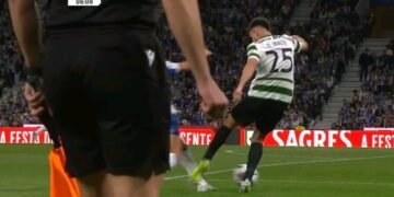Gonçalo Inácio saiu lesionado após este lance polémico com William Gomes junto à área do Sporting