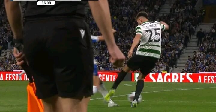 Gonçalo Inácio saiu lesionado após este lance polémico com William Gomes junto à área do Sporting