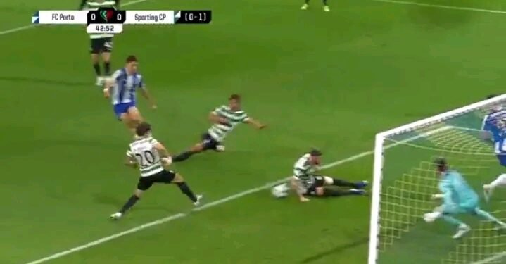 FC Porto pediu penálti em dois lances no final da primeira parte do clássico