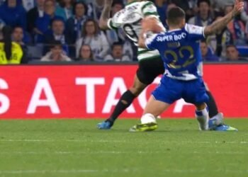 Alan Varela expulso no FC Porto-Sporting por esta entrada dura sobre Luis Suárez