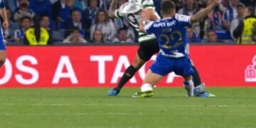 Alan Varela expulso no FC Porto-Sporting por esta entrada dura sobre Luis Suárez