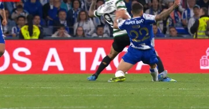 Alan Varela expulso no FC Porto-Sporting por esta entrada dura sobre Luis Suárez