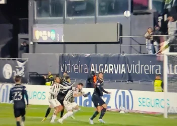 Jogada polémica na área do Sporting com protestos do Estrela da Amadora
