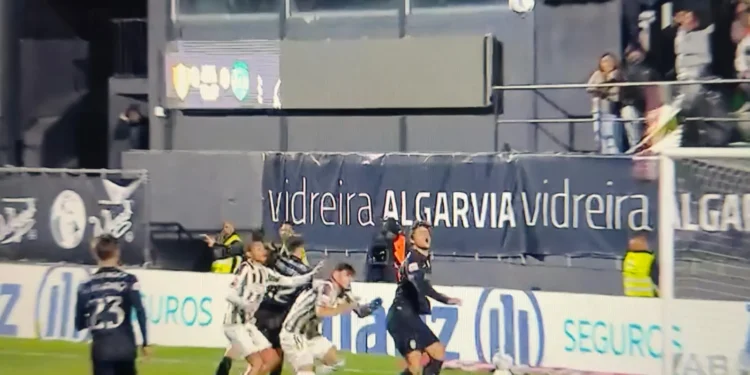 Jogada polémica na área do Sporting com protestos do Estrela da Amadora