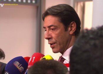 Rui Costa recebido no Parlamento pelo Chega