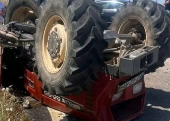 Homem morre esmagado após capotamento de trator