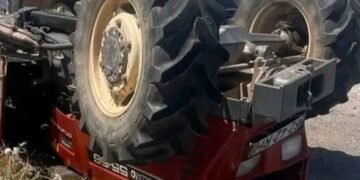 Homem morre esmagado após capotamento de trator
