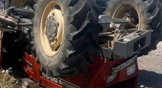 Homem morre esmagado após capotamento de trator