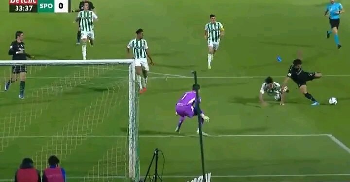 O lance que deu no penálti para o Sporting contra o Rio Ave