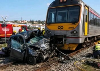 Carro abalroado por comboio. Há um morto e quatro feridos em…