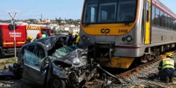 Carro abalroado por comboio. Há um morto e quatro feridos em…