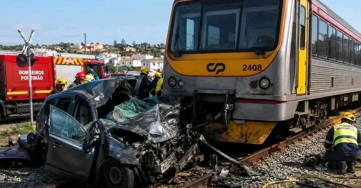 Carro abalroado por comboio. Há um morto e quatro feridos em…