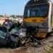 Carro abalroado por comboio. Há um morto e quatro feridos em…