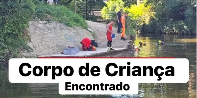 Crianças encontrada abandonada com toalha enrolada ao pescoço