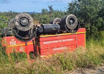 Carro dos bombeiros capota a caminho de incêndio rural