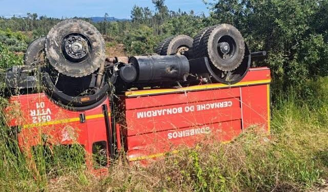 Carro dos bombeiros capota a caminho de incêndio rural