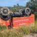 Carro dos bombeiros capota a caminho de incêndio rural