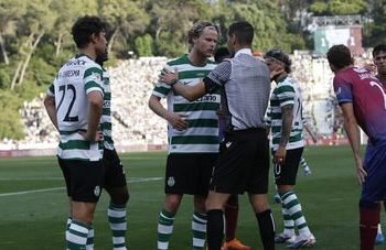 «Que vergonha!»: adeptos do Sporting em ira quando os jogadores sobem à tribuna no Jamor