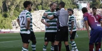 «Que vergonha!»: adeptos do Sporting em ira quando os jogadores sobem à tribuna no Jamor