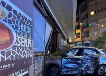 Passa vermelho, abalroa carro e projeta-o contra montra de restaurante no Porto