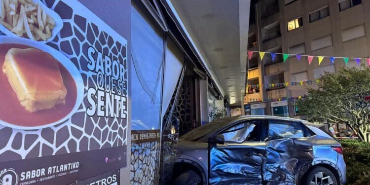 Passa vermelho, abalroa carro e projeta-o contra montra de restaurante no Porto