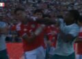 O momento que Rafael Leão é expulso com vermelho direto após agredir um jogador do Chile já é viral