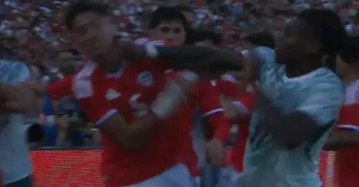 O momento que Rafael Leão é expulso com vermelho direto após agredir um jogador do Chile já é viral